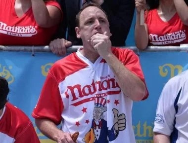 Καταβρόχθισε 71 λουκάνικα σε 10 λεπτά! (βίντεο)